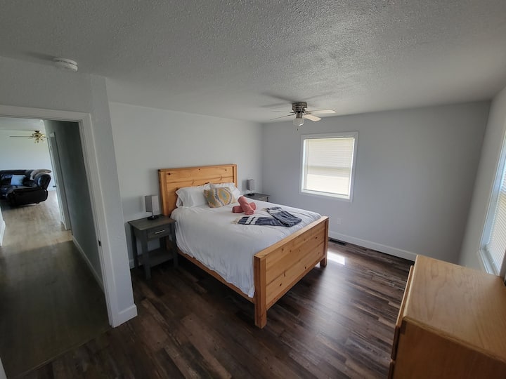 舒适的标准双人床，配备独立套房，配备立式淋浴间。