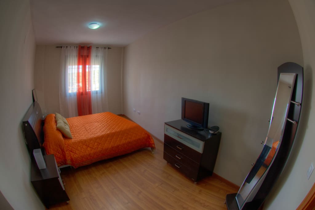 Amplio dormitorio principal con baño propio