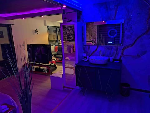 Popular Airbnb listing: Romantic accommodation Pool/hot tub/sauna in Carpentras