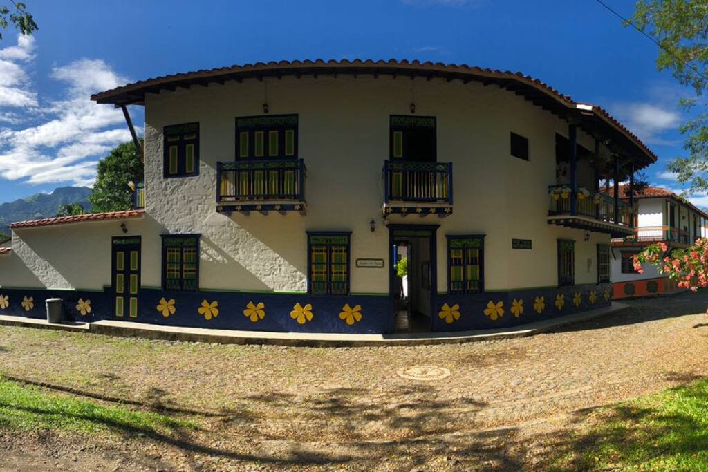 Fachada principal de la casa finca colonial "Azahar del viento" en Cauca Viejo.