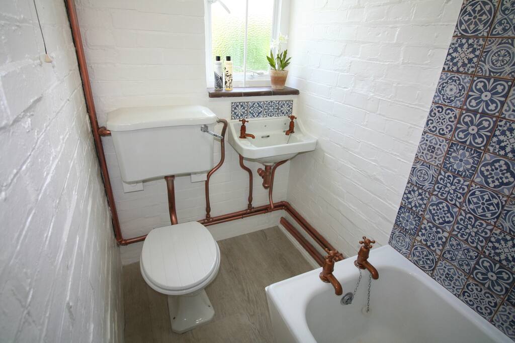Please note that the bath is mini size! Not a full length.