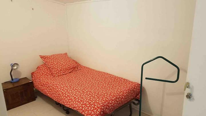 Petite chambre avec lit simple.