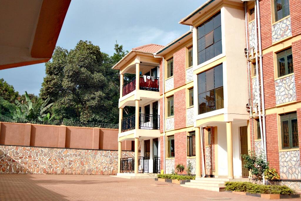 Exterior & Parking Area