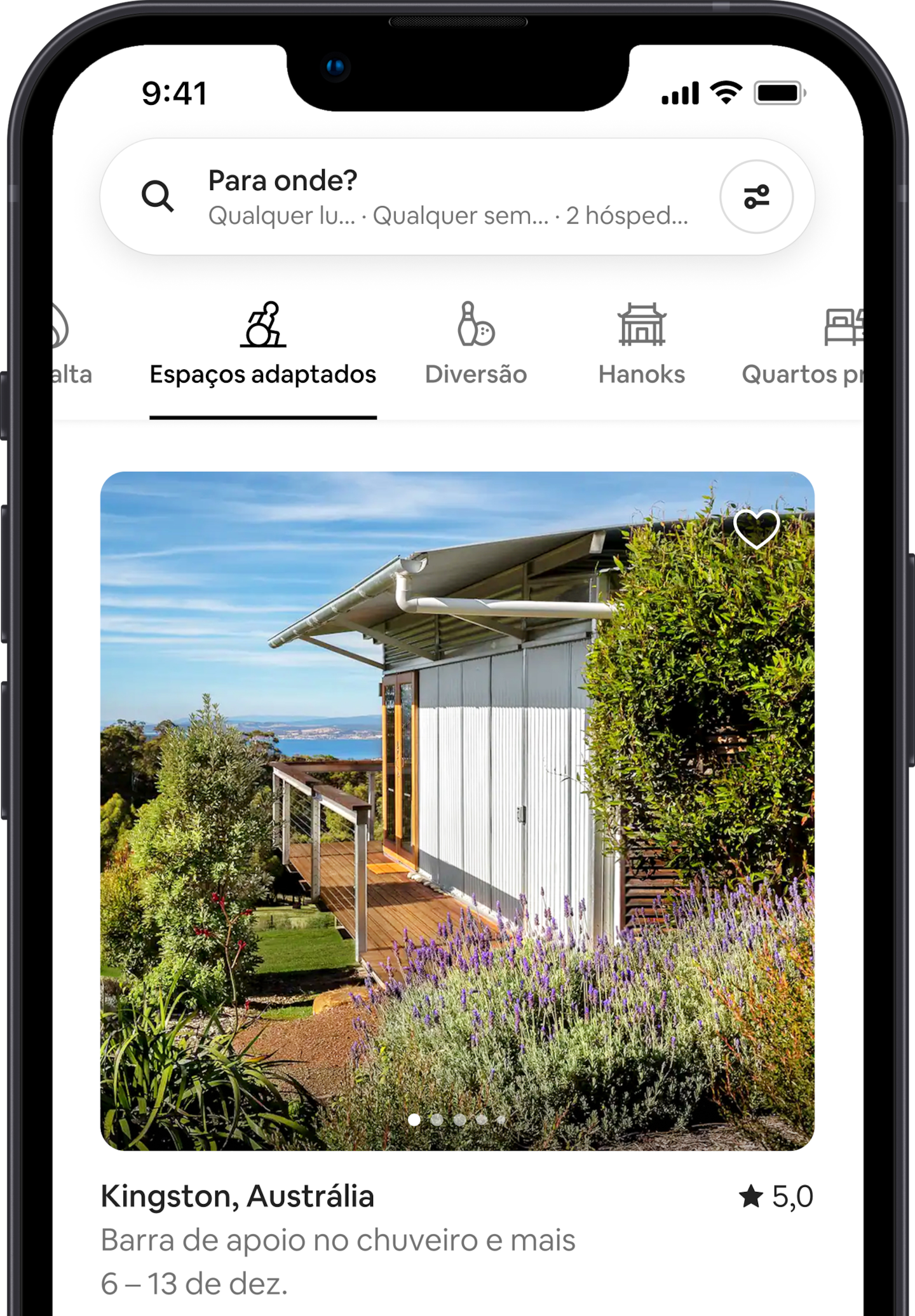 Um telefone mostrando acomodações na Categoria Espaços adaptados do Airbnb e uma casa com a entrada sem degraus em destaque.