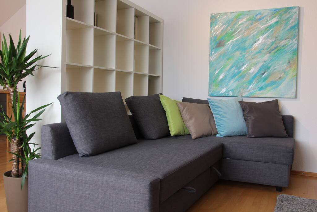 Erste Couch, die zum Doppelbett umgebaut werden kann,