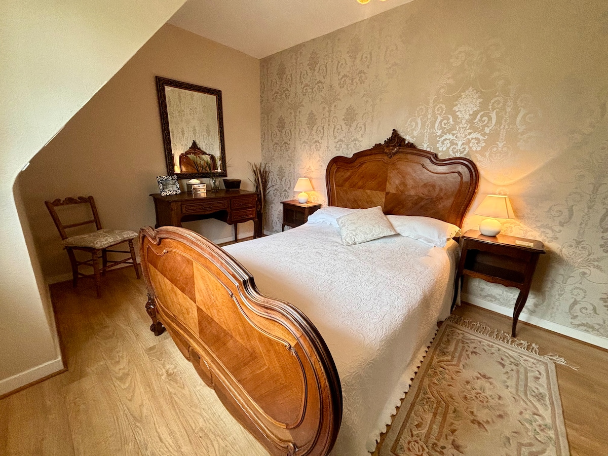 主卧配备传统法式家具，可俯瞰后花园 