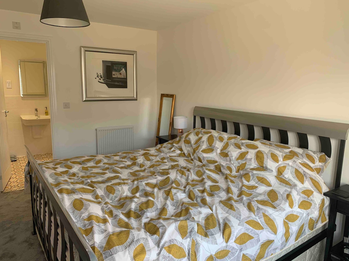 Unaweza kupumzika katika chumba tulivu, tulivu, cha kifahari chenye kitanda kikubwa, dirisha kubwa, kabati kamili lenye droo 2, meza ya kuvaa yenye kioo, na chumba chenye bafu kubwa, kioo chenye mwangaza, WC, sinki, dirisha na reli ya taulo yenye joto.