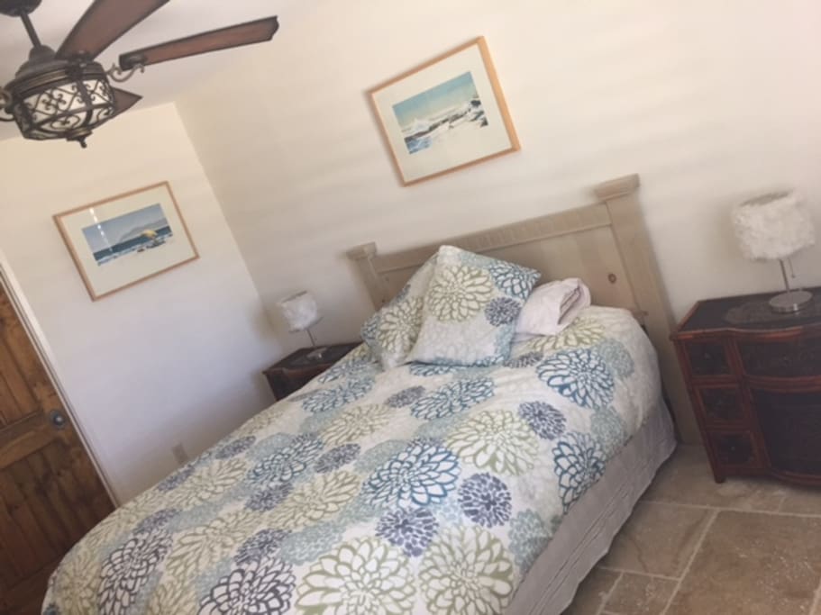 bedroom 1 (queen bed)
