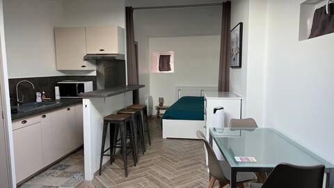 Successful Airbnb property: 26 m² studio, Rue de la Ferté, 50 m Vieux Port in La Rochelle