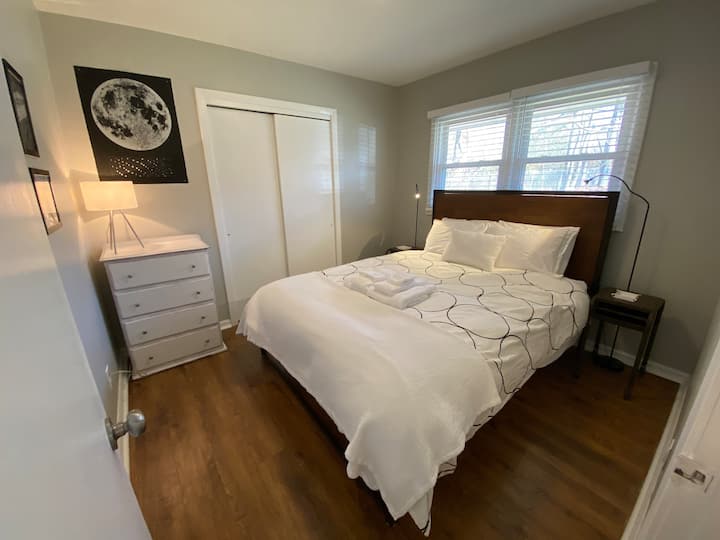 Stražnja spavaća soba, bračni krevet (širine 150-179 cm) s novim madracem na vrhu jastuka