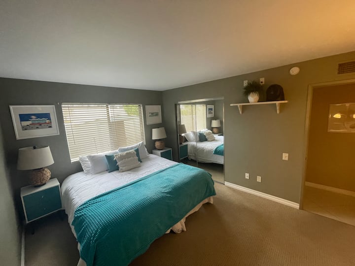 Camera da letto 3: grande armadio, cassettiera, sistemato come matrimoniale grande, ma si tratta di due letti singoli e possono essere separati se questa è la tua scelta. Faccelo sapere. 

Ottima connessione wifi ovunque, ma questa camera ha una scrivania predisposta per la privacy del lavoro da casa, se necessario.