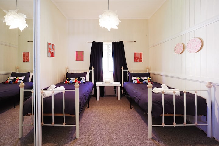 חדר השינה השלישי עם שתי מיטות יחיד. 