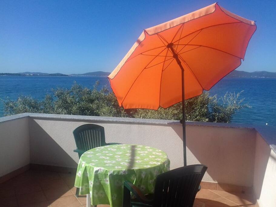 270° open balcony next to the sea
