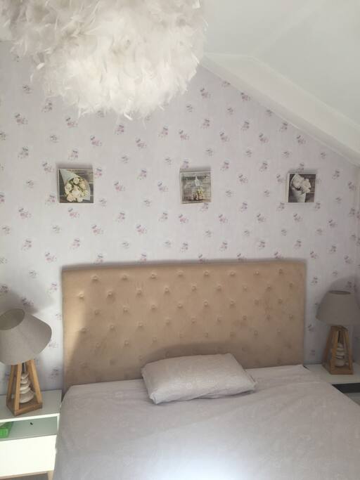 Chambre avec lit de 160x200
Placard à disposition
Vue sur le jardin