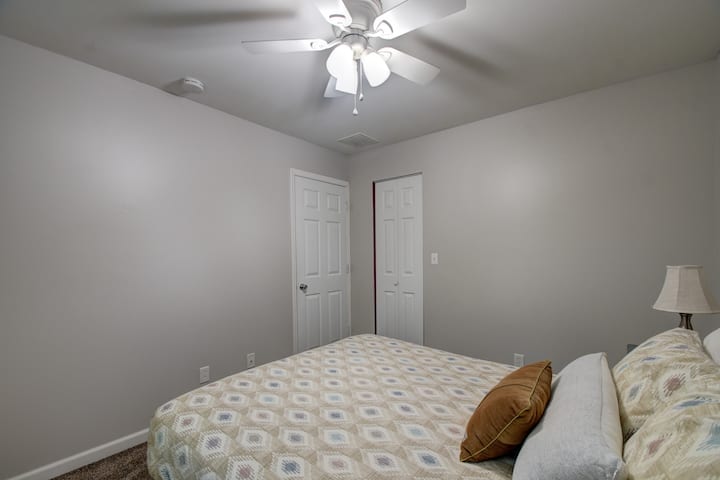 Dormitorio cálido y cómodo