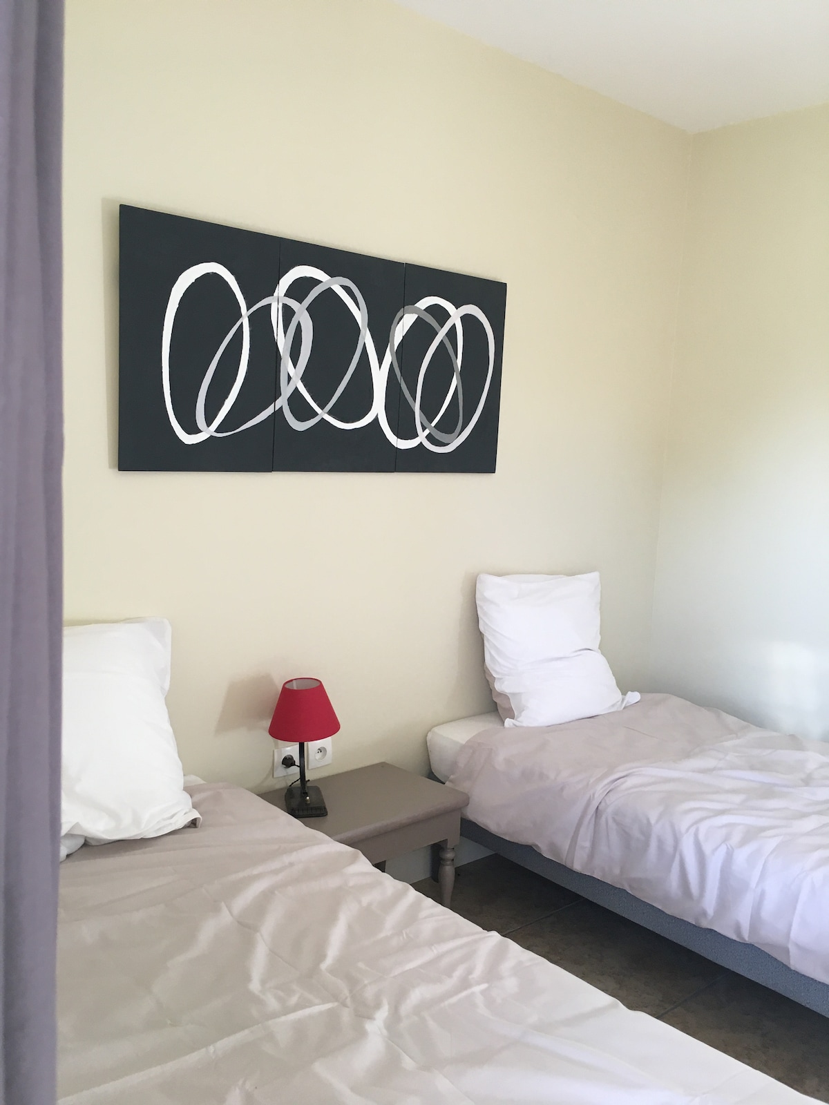 kamer met twee eenpersoonsbedden