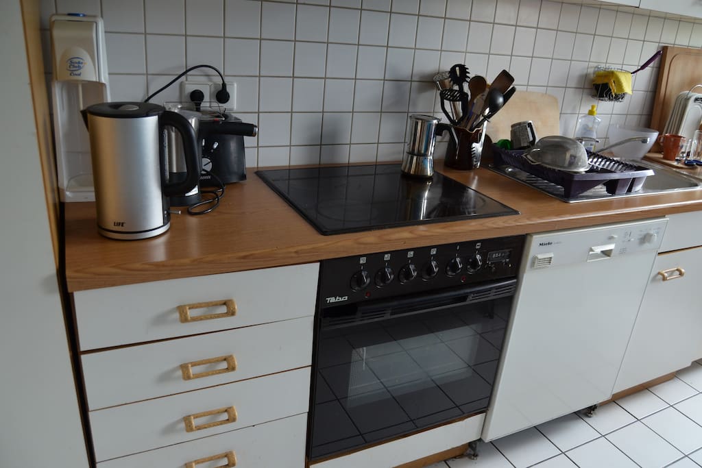 Küche mit Küchengeräten