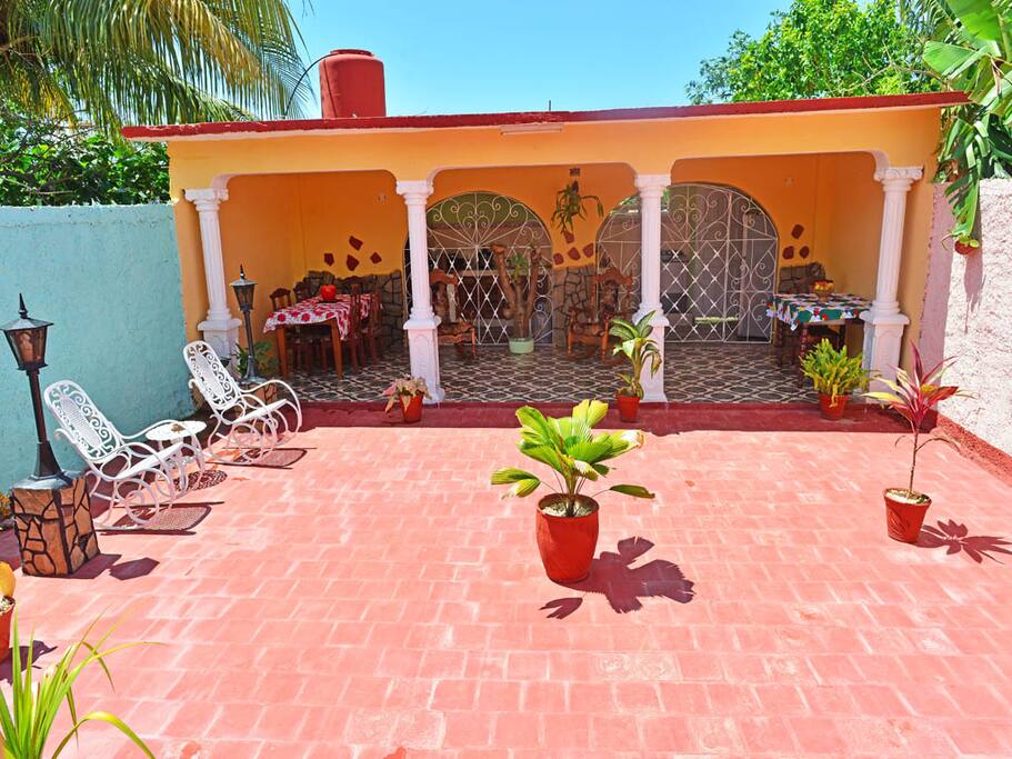 Portal trasero y terraza d la casa