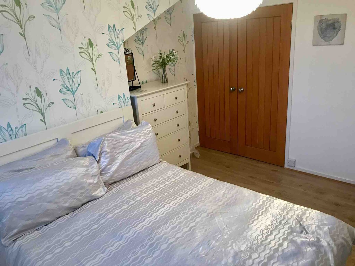 Dvojlôžková izba so vstavanou šatníkovou skriňou a zásuvkami