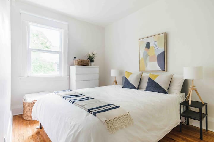 Მესამე საძინებელი Queen ‑ ის ზომის საწოლით, კომოდითა და კარადით