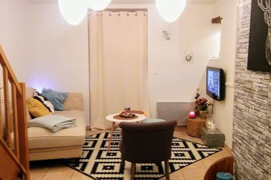 Salon: télé, chaine hifi (radio).
Accès au jardin et terrasse.
