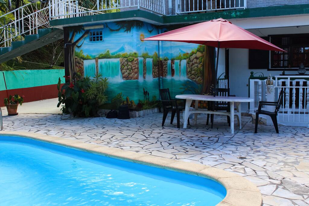 Esplanade terrasse, piscine.