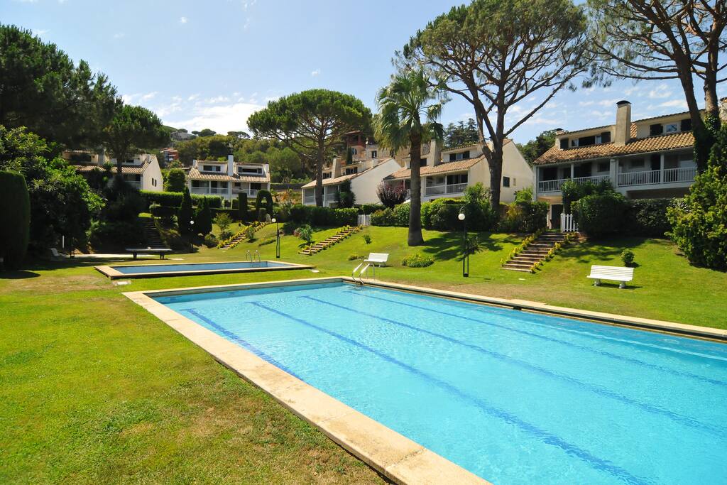 Jardín con piscina comunitaria