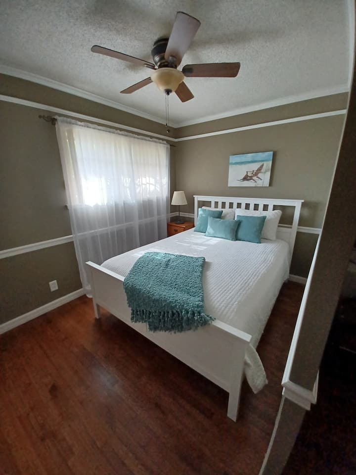 Spavaća soba ima bračni krevet (160x200)