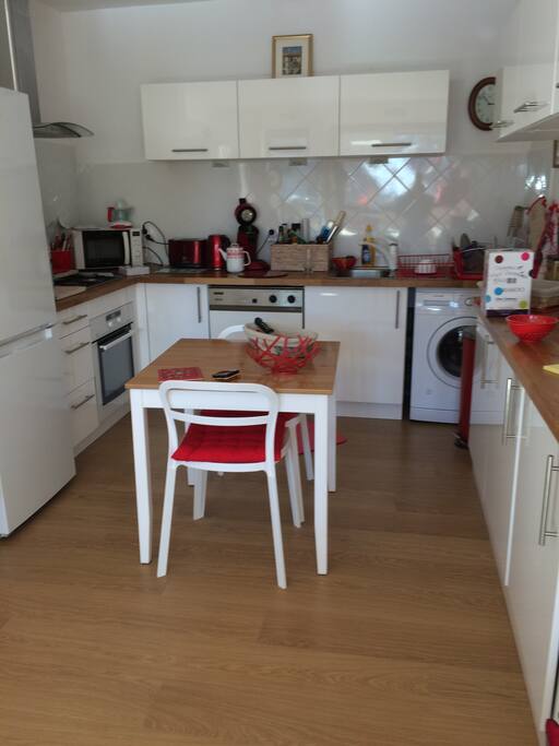 CUISINE AVEC LAVE VAISSELLE ET LAVE LINGE