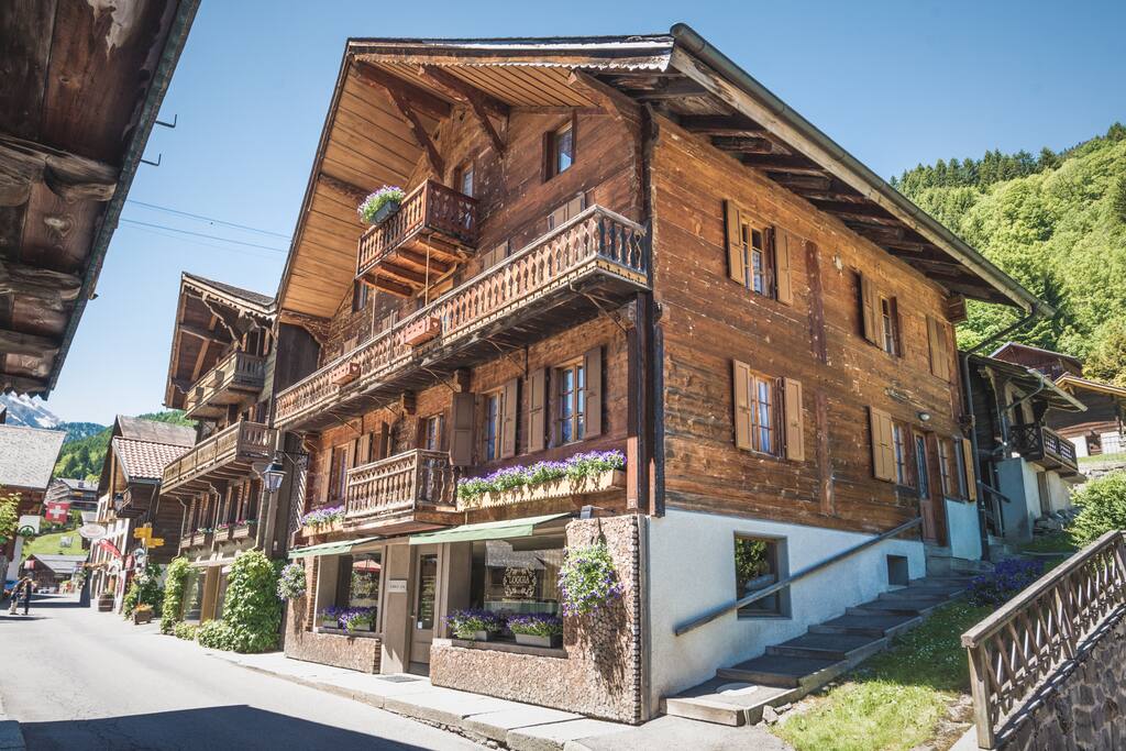L'appartement est situé au 2ème étage, grand balcon