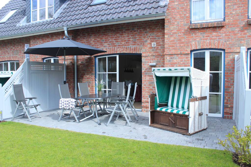 Auf der Terrasse stehen Ihnen Terrassenmöbel, Strandkorb und Sonnenschirm selbstverständlich zur Verfügung.