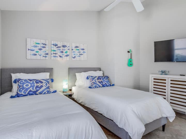 חדר מקסים עם שתי מיטות זוגיות XL — מושלם לילדים או חברים כדי להירגע בסטייל