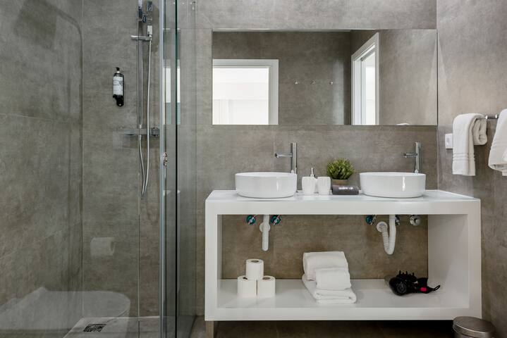 Spectacular 4 Bedroom Apt in the Heart of Oporto gallery image 4