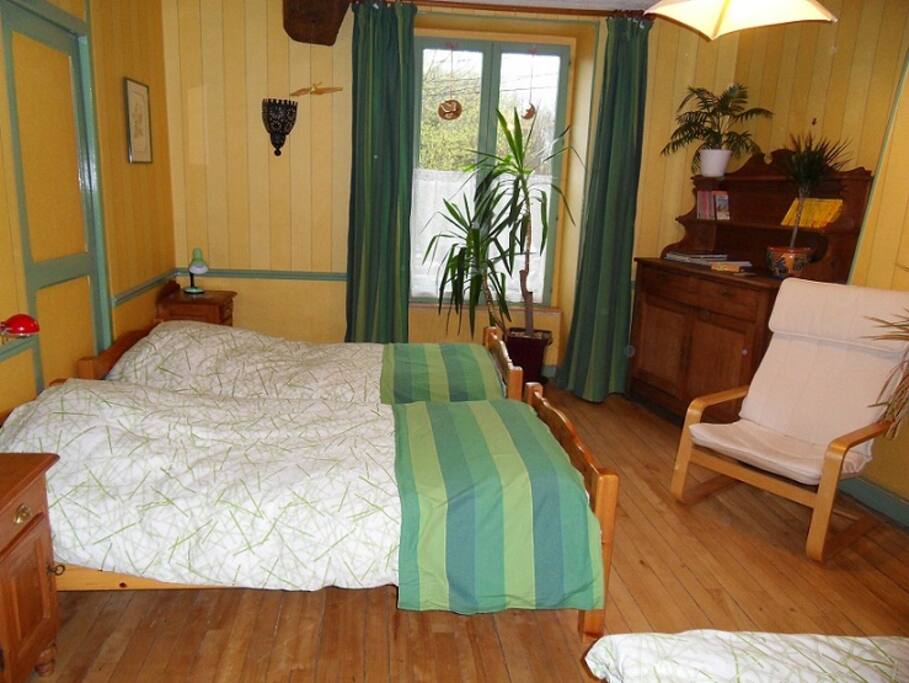 Dans la Chambre 2, trois lits simples.