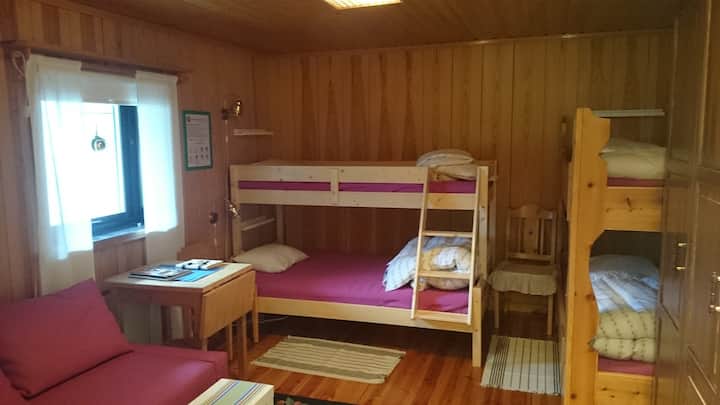 חדר עם 4 מיטות וספה נפתחת