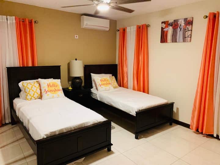 Spálňa pre hostí č.1 na nižšom poschodí s vlastnou kúpeľňou.