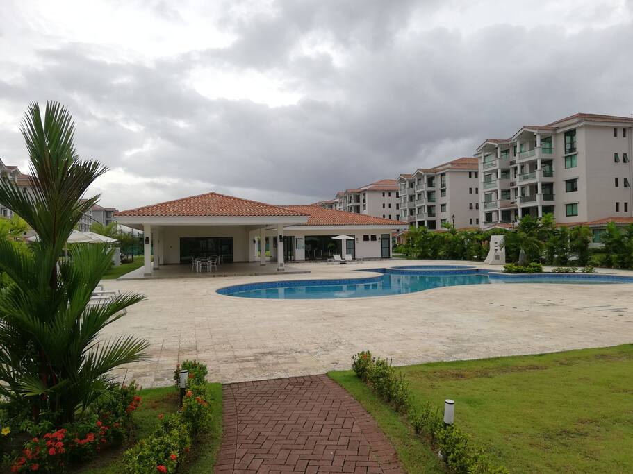 Área social y piscina