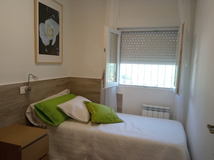 pau Casals room. 90x190 מיטת יחיד