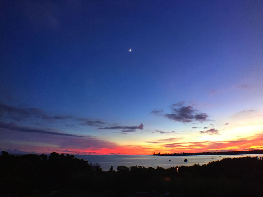 夕焼けは毎日色が変わって、景色が全然違います。昼間より綺麗。