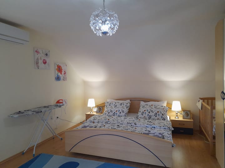  يمكن لغرفة النوم الأولى التي تحتوي على سرير واحد أن تقبل شخصين وتحتوي على سرير واحد وخزانة ملابس ومكواة وطاولة وكرسي ، وتحتوي شقتك على شرفة مع منطقة جلوس وبطانيات ووسادة إضافية ومنشفة..