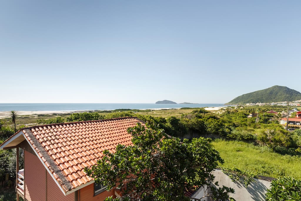 Vista da varanda para Canto Sul da praia do Santinho