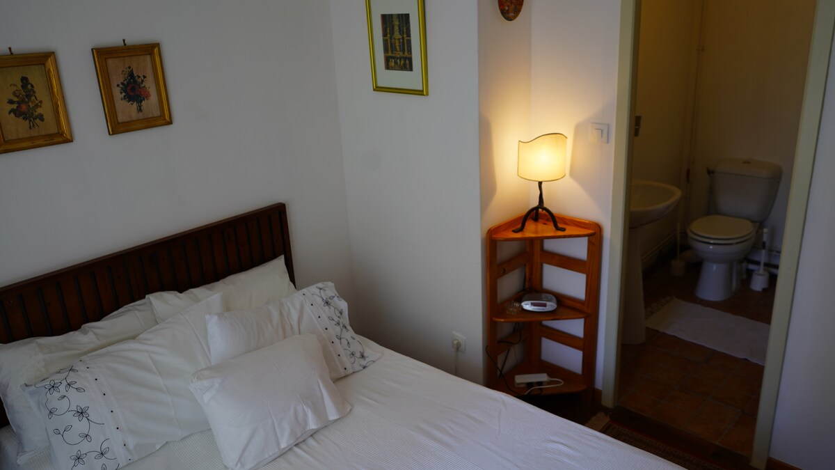 Hlavná spálňa s vlastnou kúpeľňou - 2. poschodie