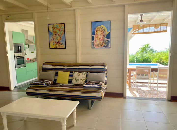 Nappali kanapéval, amely további ágyneműt kínál