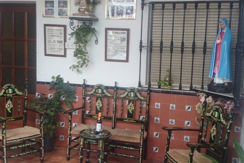 Mobiliario típico con vistas, al patio