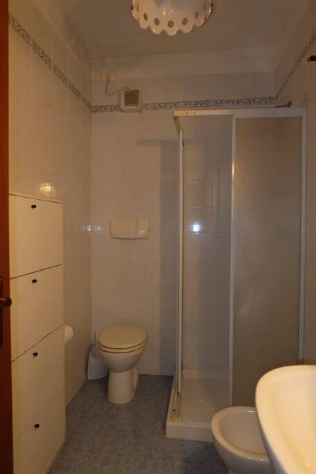 Bagno finestrato con box doccia