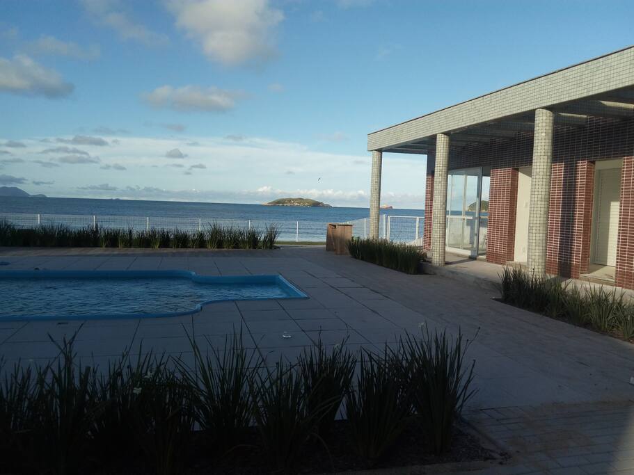 Piscina e quiosque com churrasqueira frente mar