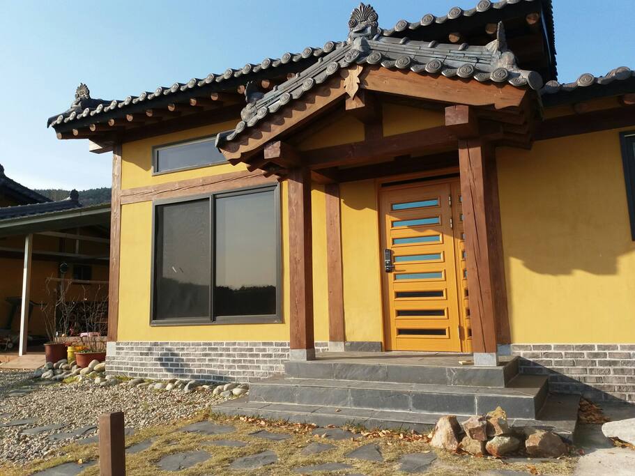 아침햇살 비치는 숙소입구