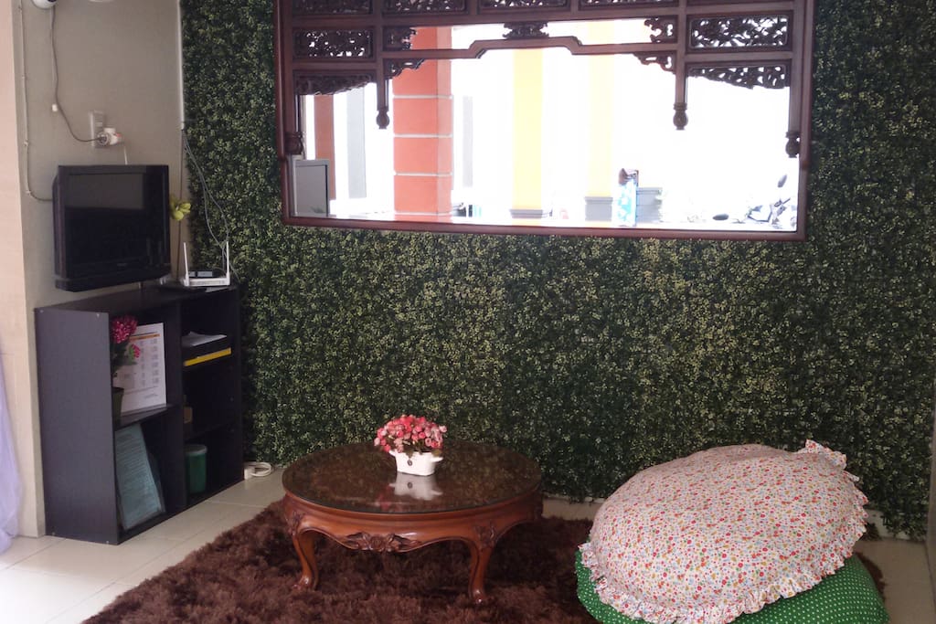 Kami menyediakan TV, kipas angin dan bantal-bantal empuk untuk Anda yang bosan berada di dalam kamar. Anda bisa bersantai sambil berinteraksi dengan tamu lainnya atau juga dengan host.