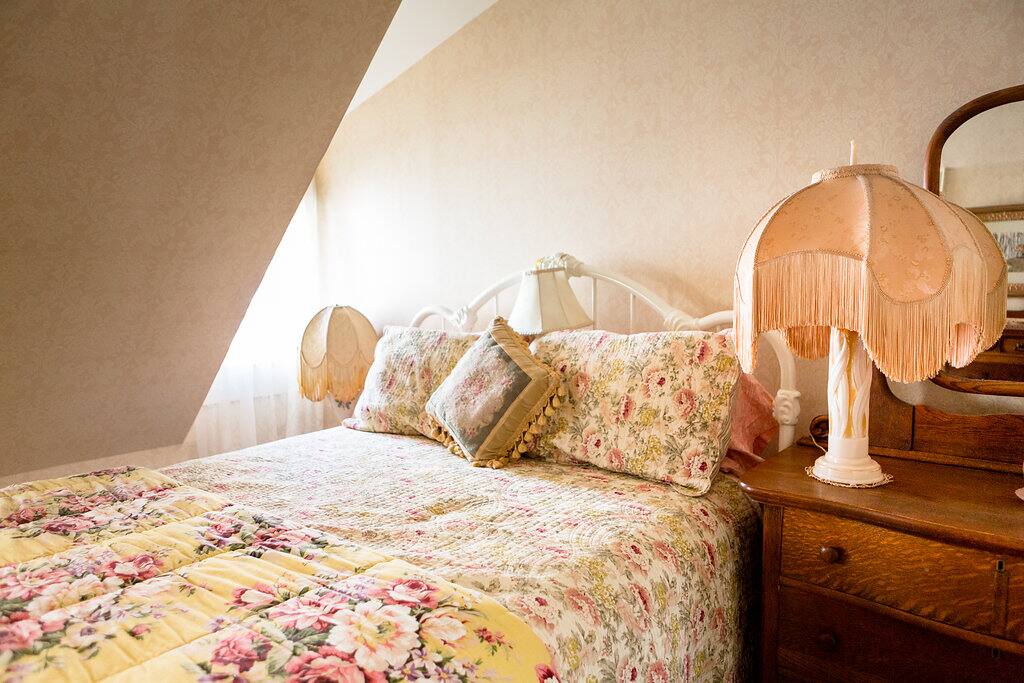 The Guestroom also hosts a Queen size Westin Heavenly Bed and is full of vintage antiques