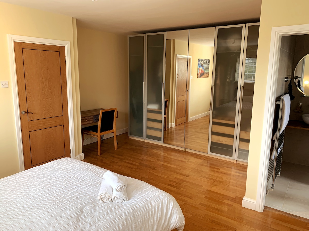 التخزين الأنيق:
توفر خزانة الملابس الكبيرة ذات المرايا مساحة واسعة لجميع متعلقاتك مع إضافة لمسة من الأناقة والعمق إلى الغرفة.